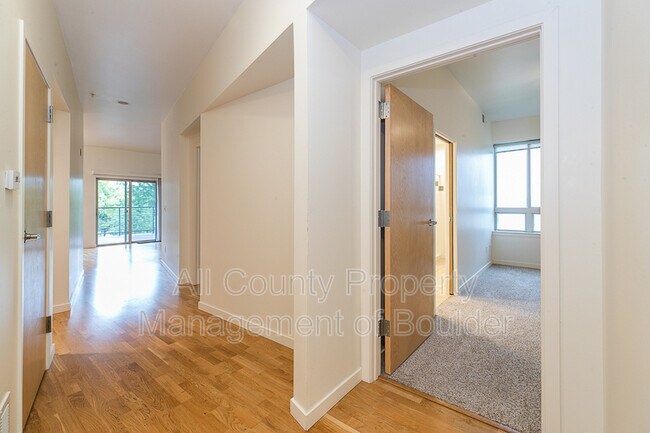 Foto del edificio - 1053 W Century Dr