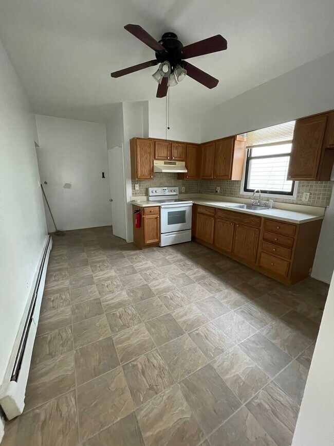Kitchen - 61 Rockland Ave