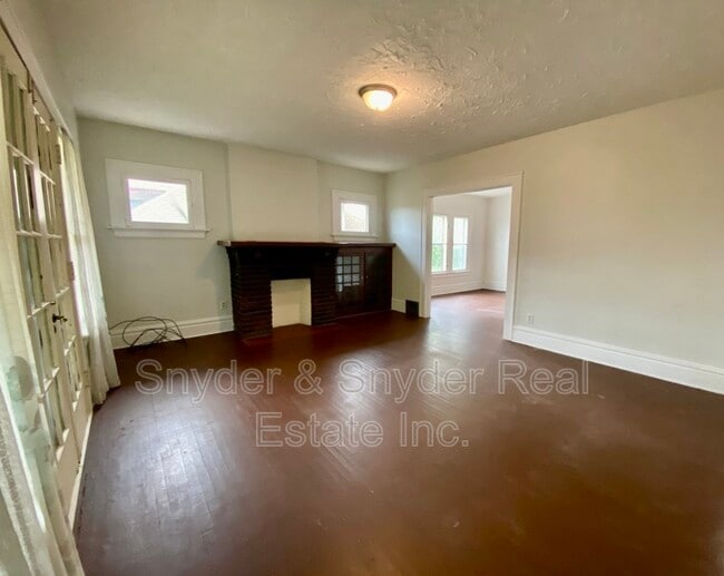 Building Photo - 400 Cloverdale Ave
