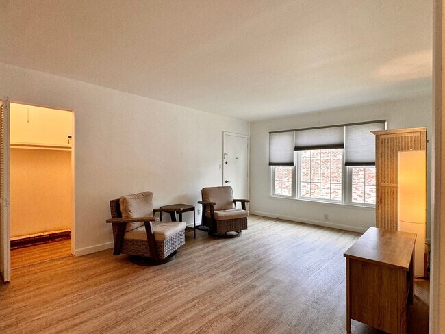 Foto del edificio - Renovated Condo near Stonefield Shopping! ...