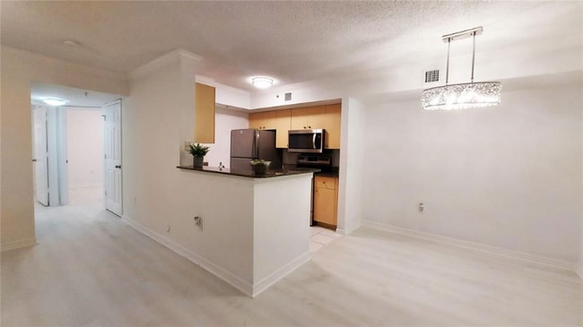 Foto del edificio - 2451 Centergate Dr