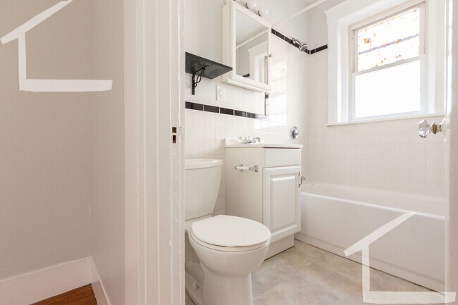 Foto del edificio - Huge studio available now.