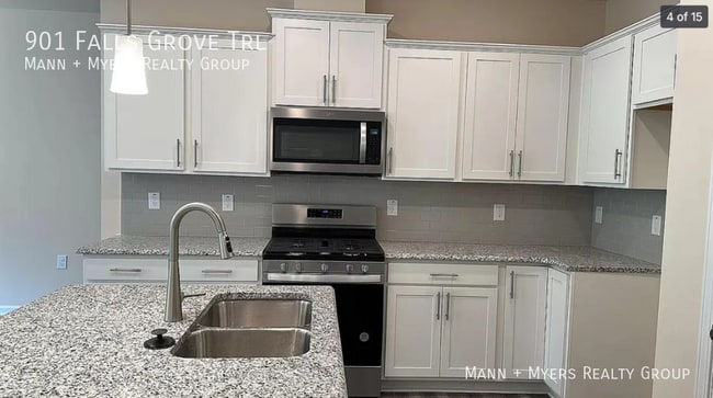 Foto del edificio - 901 Falls Grove Trl