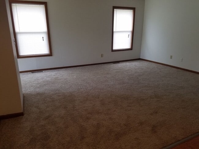 Building Photo - Great 3 Bed 2 Bath 2 Car Garage Flat Duple...