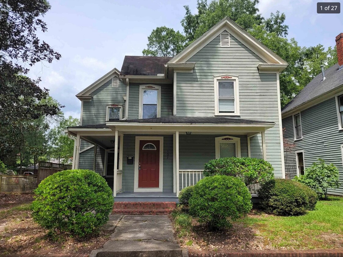 Casa del frente - 805 Onslow St