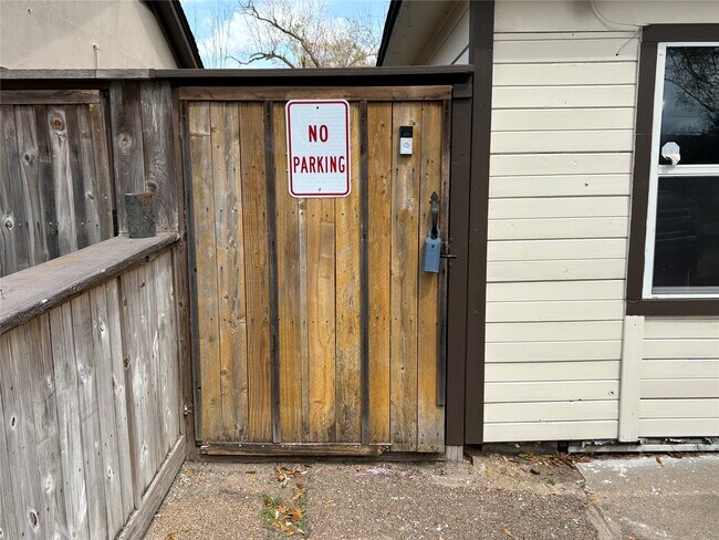 Foto del edificio - 6722 Underhill St