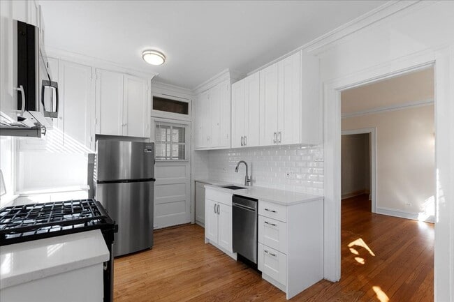 Building Photo - Large Studio in Andersonville