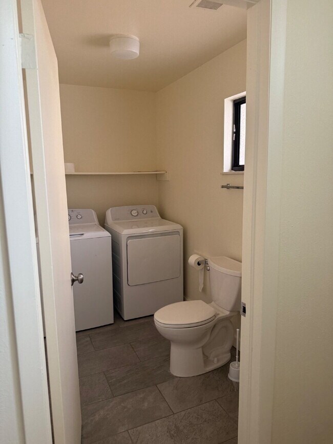Foto del edificio - Beautiful 3 Bedroom 1 Bathroom Condo Avail...