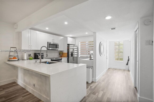 Building Photo - 380 Racquet Club Rd