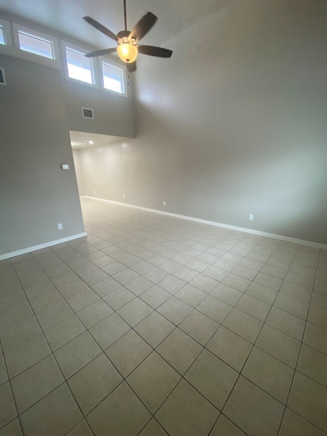 Foto del edificio - 518 Peterson Dr