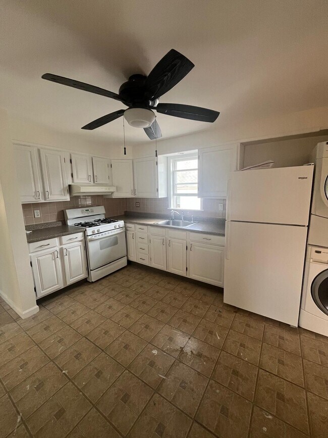 Building Photo - 3 Laura St