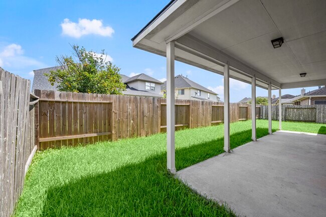 Foto del edificio - 7803 Blue Lake Dr