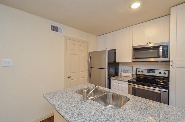 Building Photo - 2100 Wilcrest Dr