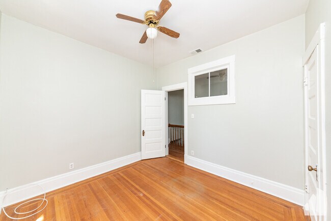 Building Photo - 1531 W Leland Ave