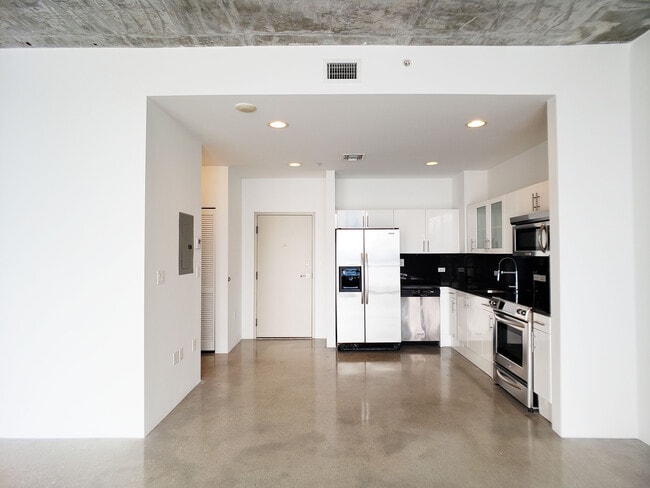 Building Photo - Cynergi Lofts at Wynwood