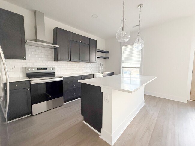 Foto del edificio - Spacious 4-Bedroom Townhome at Highbury + Summer Special