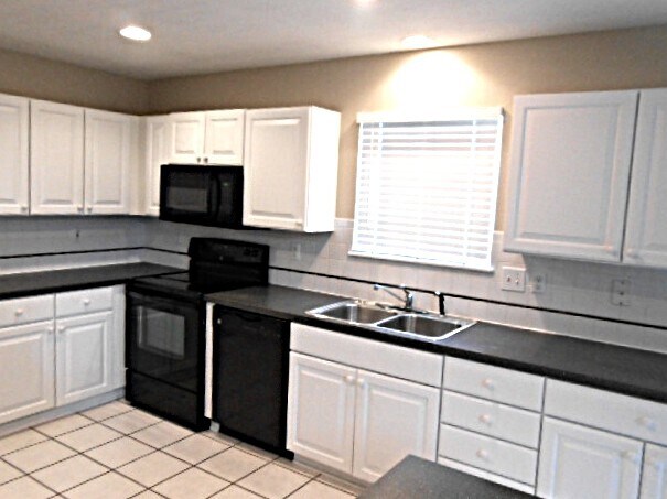 Building Photo - 6185 Champions Dr