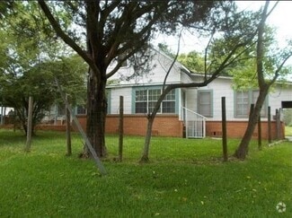 Building Photo - 435 E Ave J