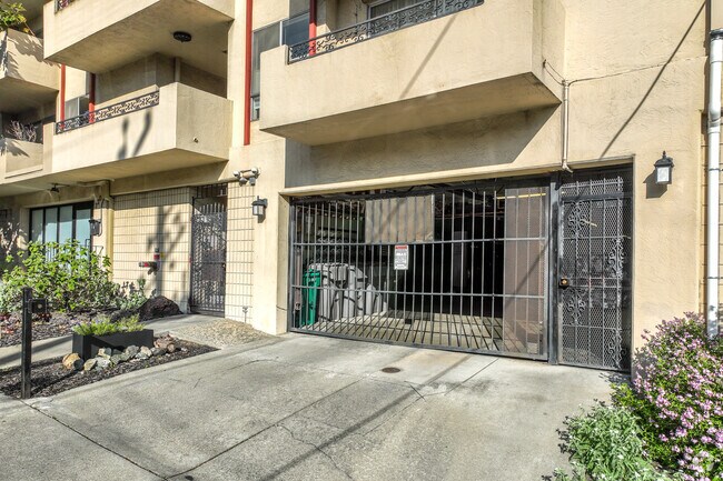 Building Garage - 320 Park View Ter