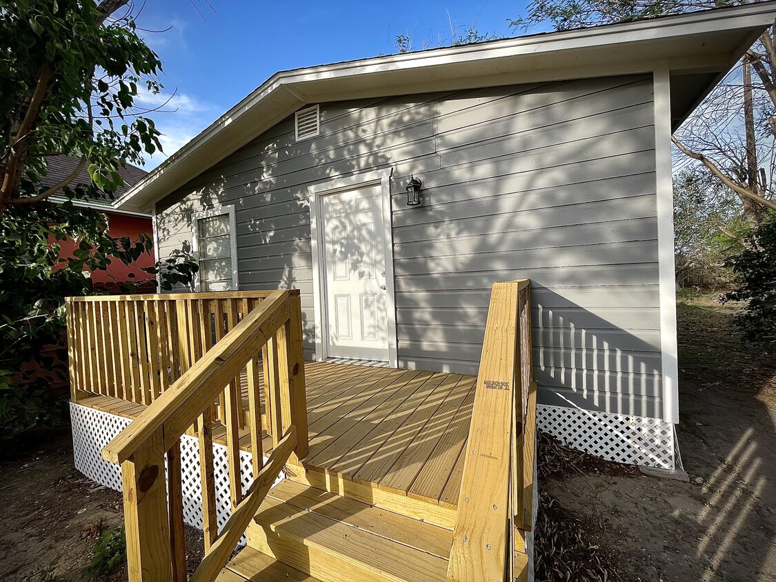 Front porch - 676 W Robertson St