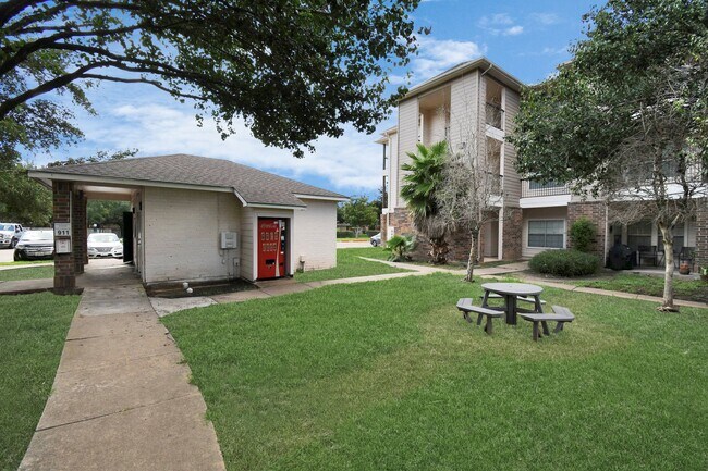 Foto del edificio - 11355 Richmond Ave.