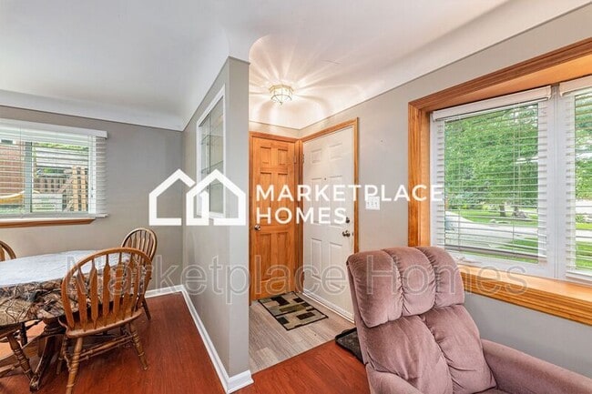 Building Photo - 519 Wellington Crescent