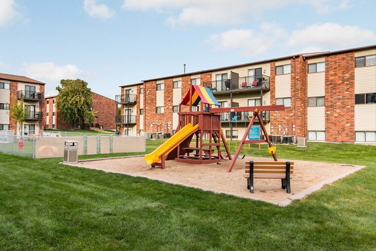 Oakwood Estates Apartments in Sioux Falls, SD