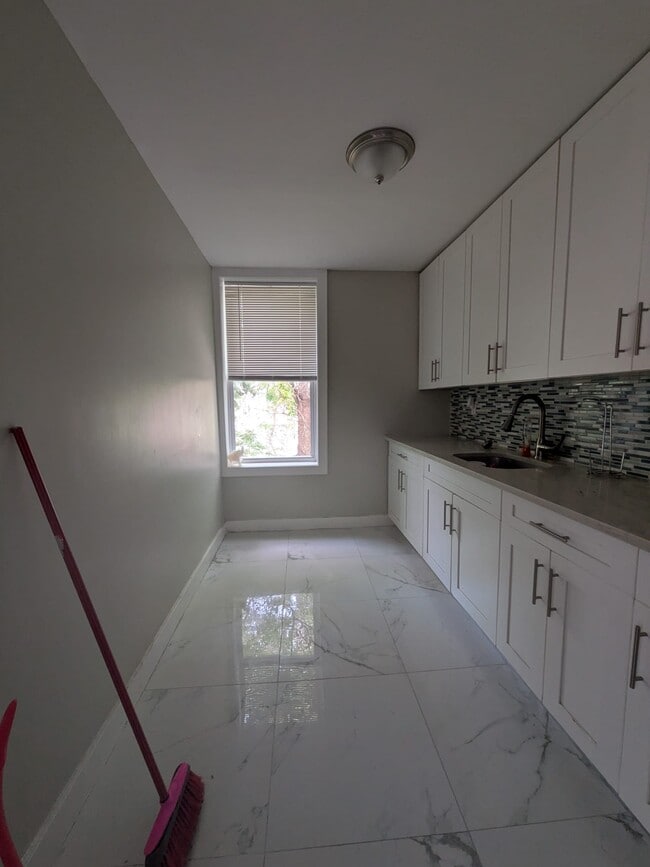Building Photo - 398 Woodlawn Ave