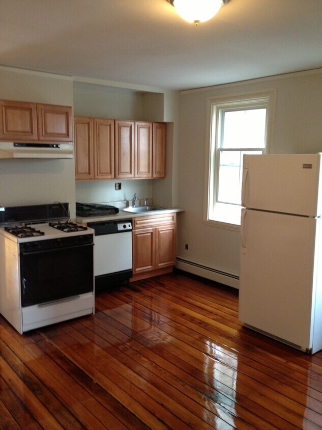 Primary Photo - 417 Atwells Ave