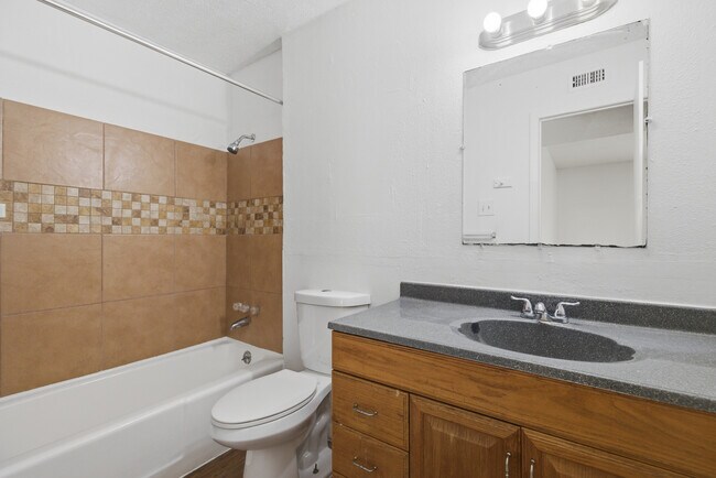 2703-101 Bathroom - Gardens At Westgate