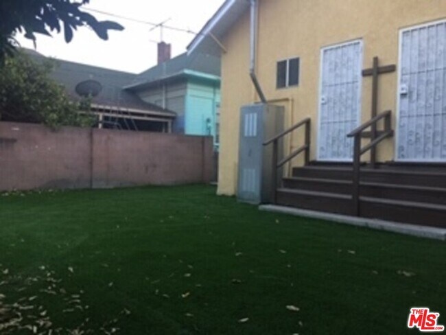 Foto del edificio - 1361 E 23rd St