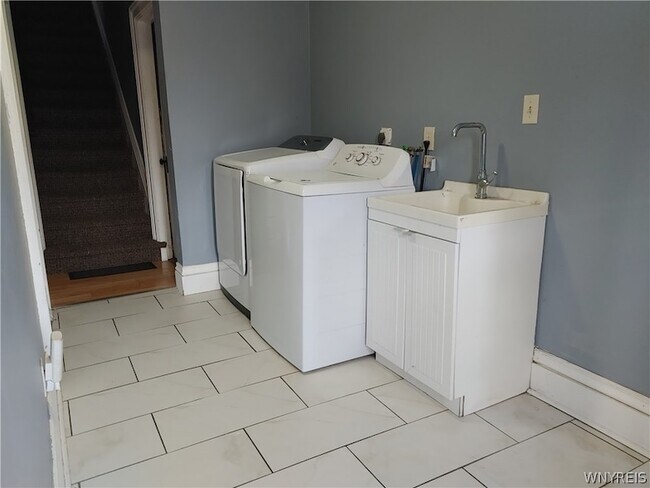 Foto del edificio - 770 Lake Rd