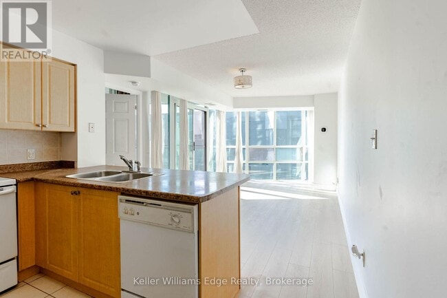 Building Photo - 30 Grand Trunk Crescent