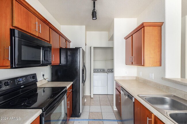 Foto del edificio - 9820 N Central Ave