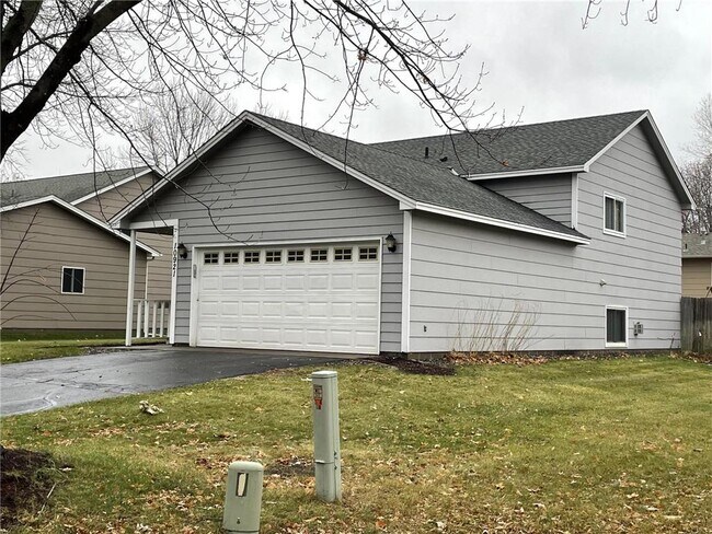 Building Photo - 10921 Jersey Ct N