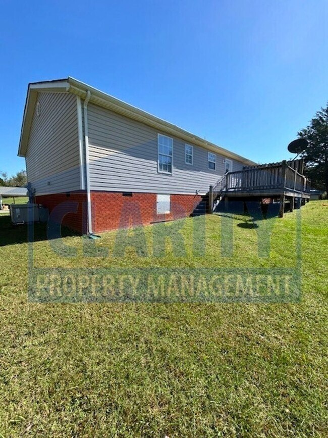Building Photo - Two bedroom townhome w/ garage!