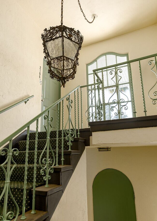 Foto del edificio - 2166 Beachwood Terrace