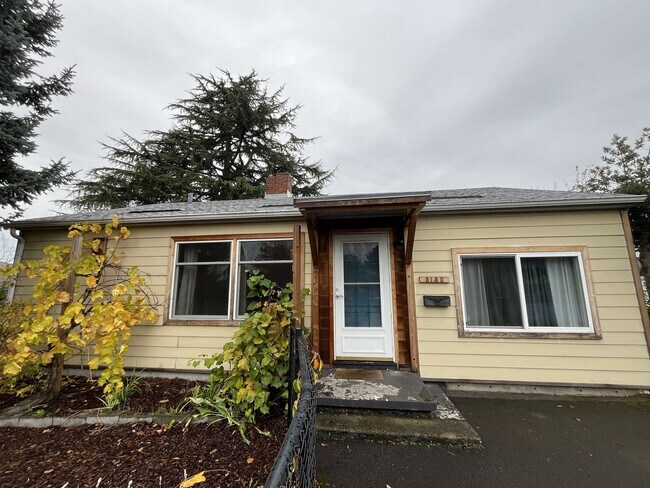 Foto del edificio - Cozy Portland Gem with Bright, Open Living...