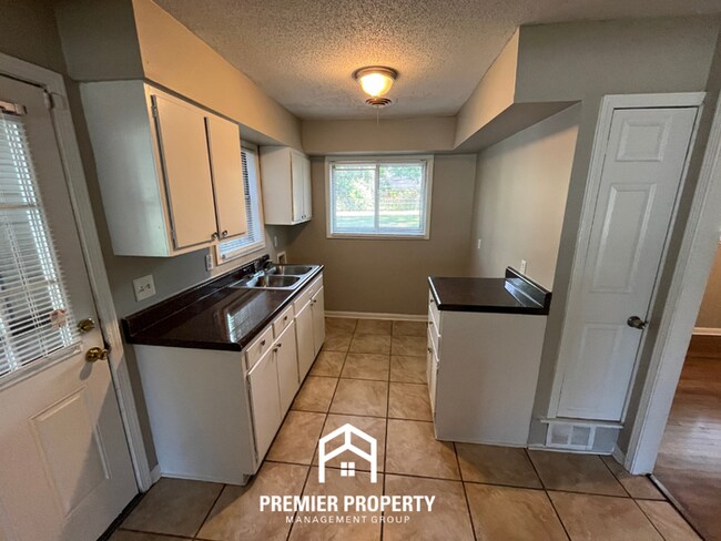 Foto del edificio - Charming 3BR/1BA Near Getwell | Hardwood Floors & Huge Fenced Backyard