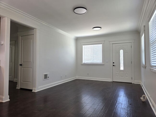 Building Photo - Adorable Beach-Close 2 Bedroom Bungalow in...