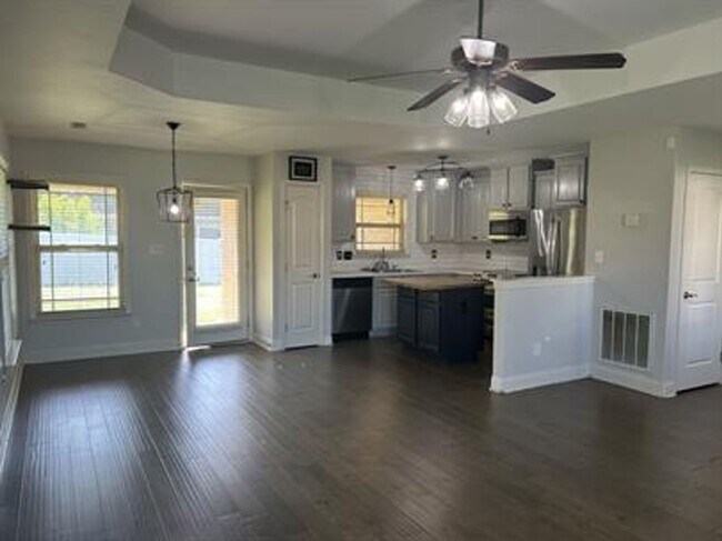 Foto del edificio - Charming 3-Bedroom, 2-Bath Home – 1,382 Sq Ft