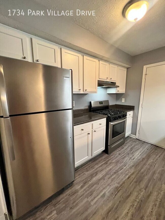 Building Photo - 2 Bedroom 2.5 Bath Townhome
