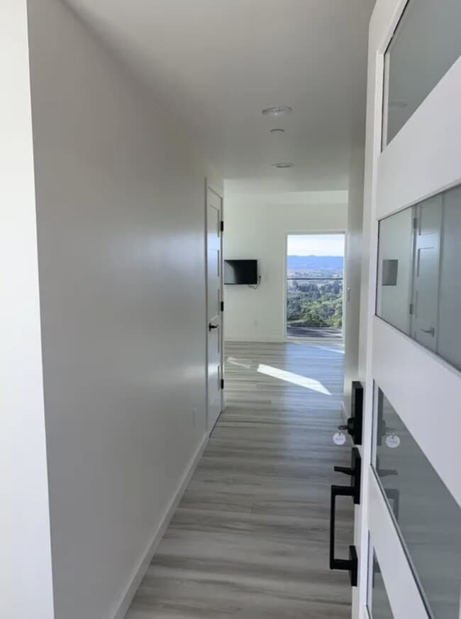 Front Door - Hallway - 1195 Wikiup Dr