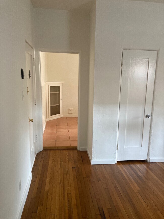 Building Photo - 427 S Oakhurst Dr