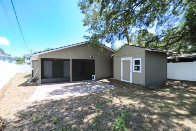 Building Photo - 3 bedroom, 2.5 bathroom home is in a highly sought-after neighborhood in the heart of South Tampa...