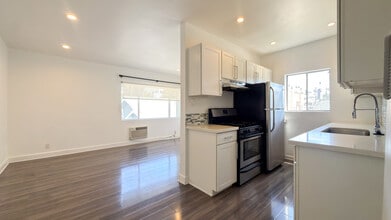 Building Photo - 319 Heliotrope Dr