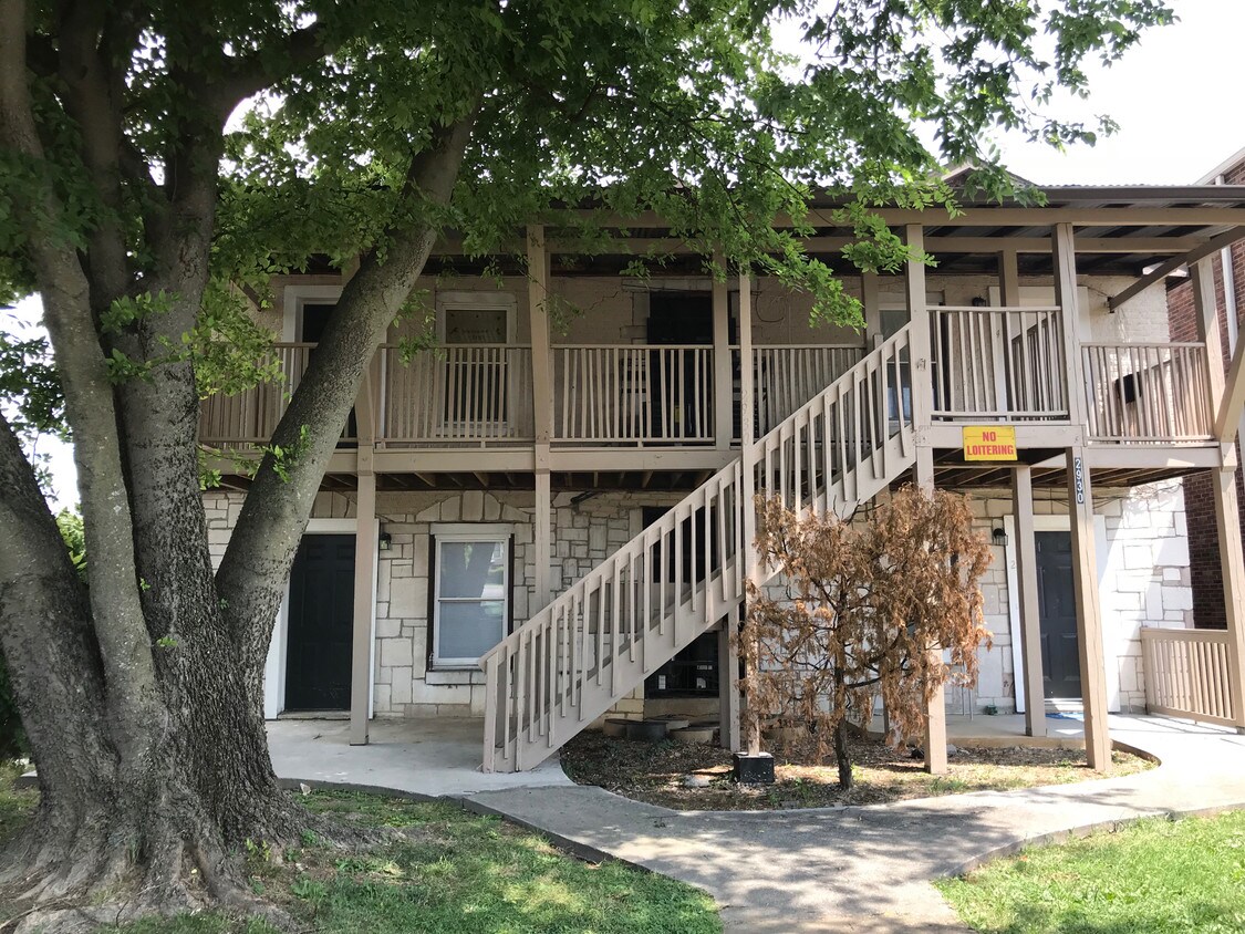 Primary Photo - 2930 E Magnolia Ave