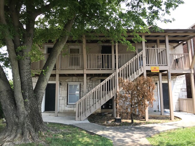 Building Photo - 2930 E Magnolia Ave
