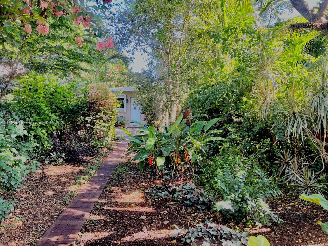 Foto principal - 1566 1/2 NE 33rd St