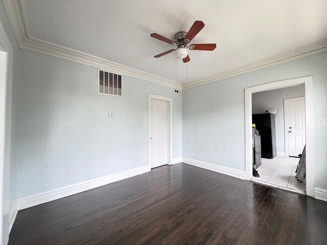 Foto del edificio - 8856 S Lowe Ave